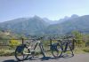 deux vélos garés au bord d'une route de montagne