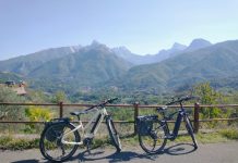 deux vélos garés au bord d'une route de montagne