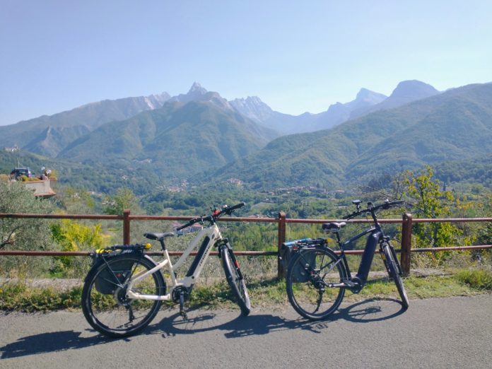 deux vélos garés au bord d'une route de montagne