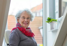 une dame âgée sur un monte escaliers