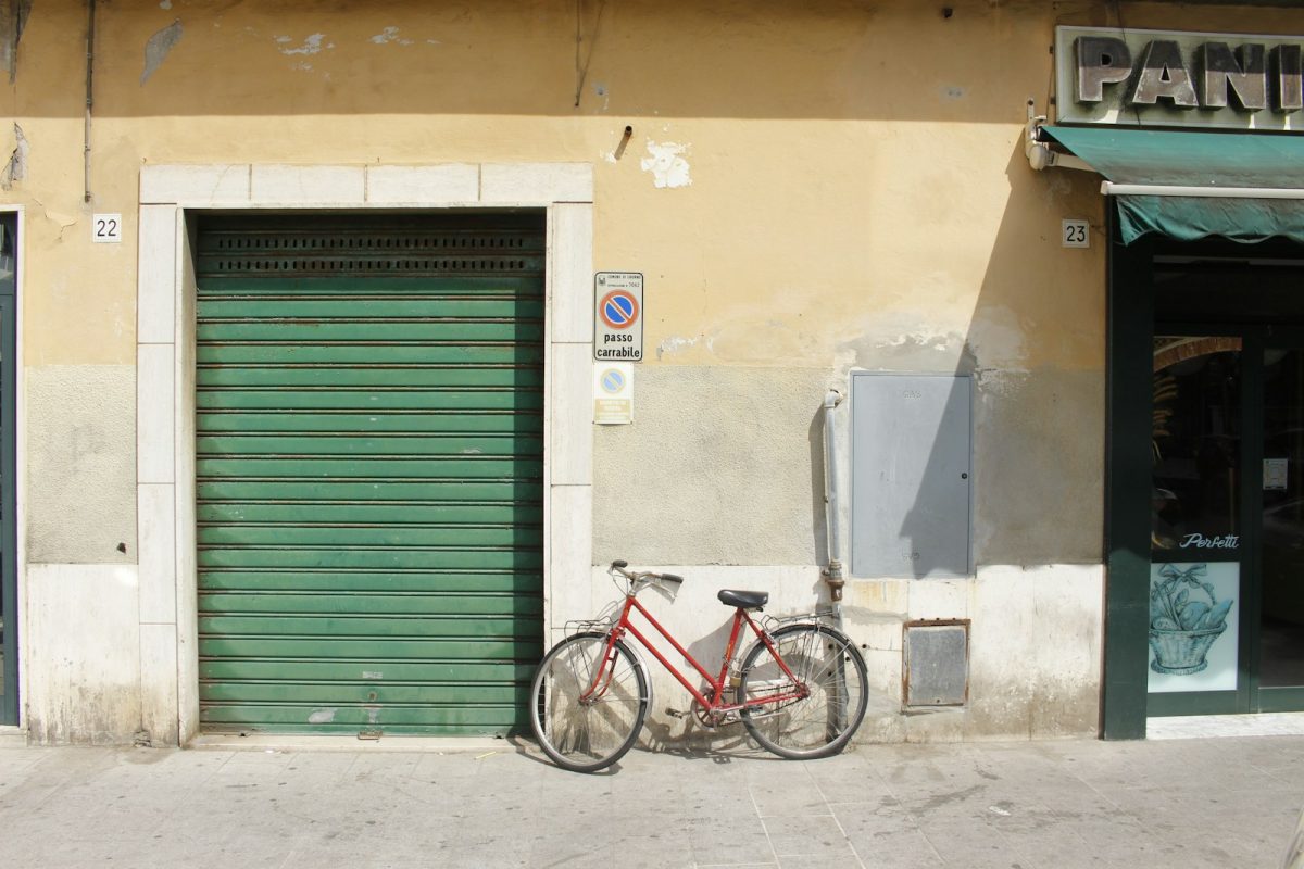 un vélo garé devant une boutique