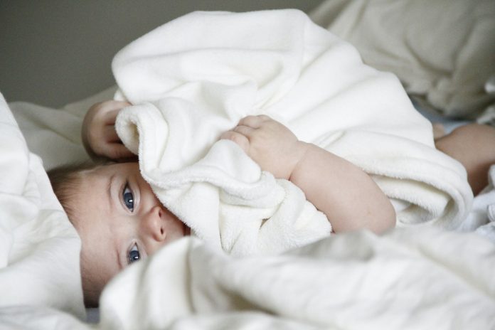 un bébé dans son lit